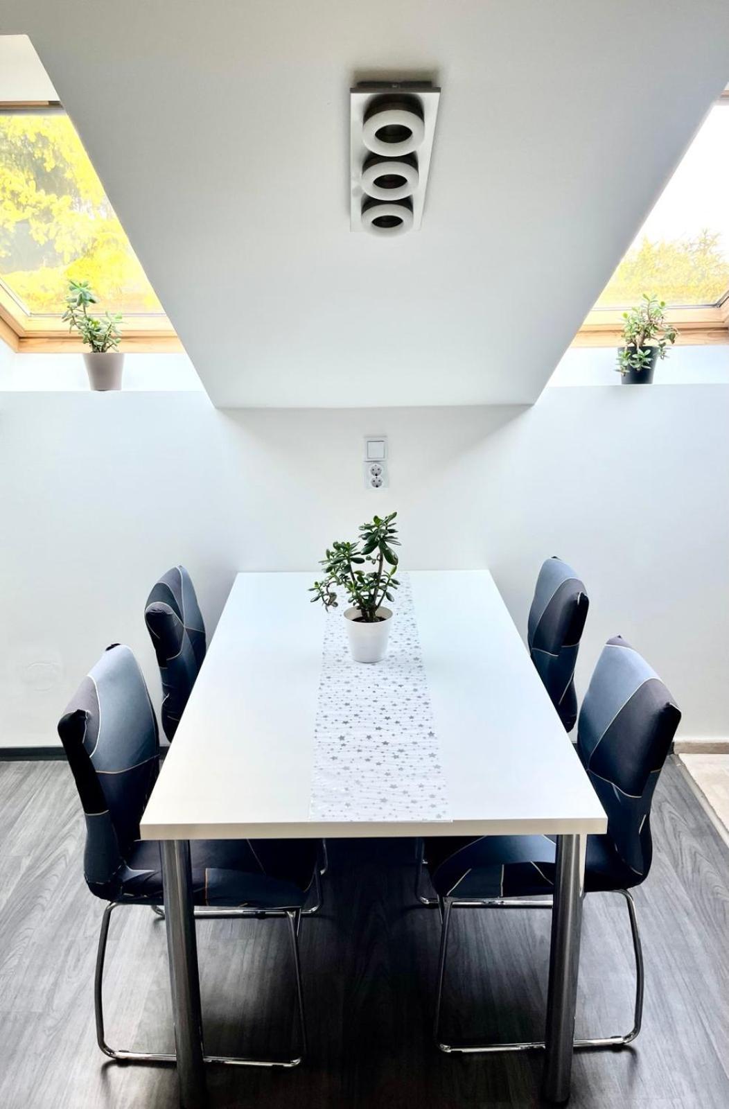 Chill Apartman Budakalasz Bagian luar foto