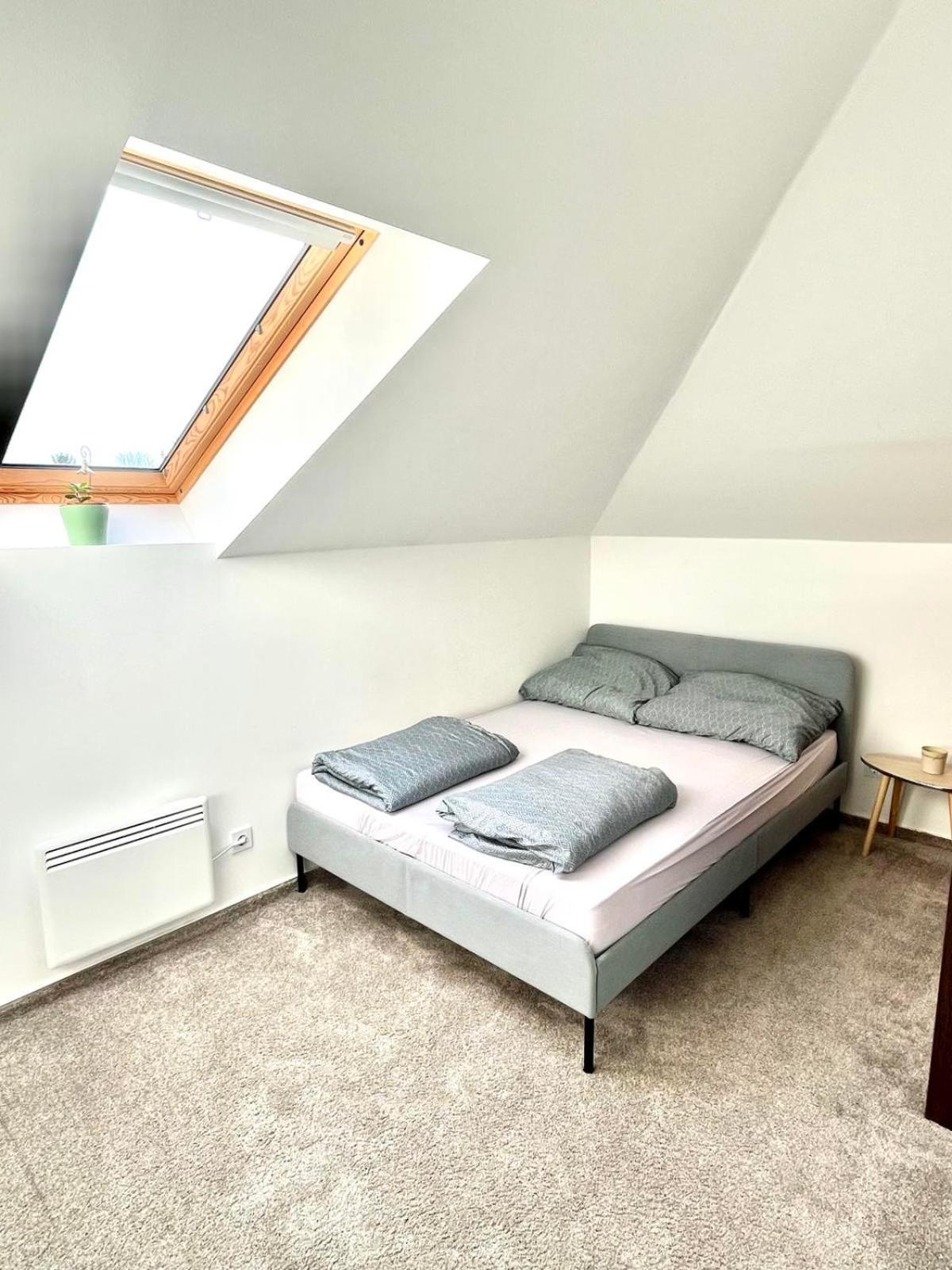 Chill Apartman Budakalasz Bagian luar foto